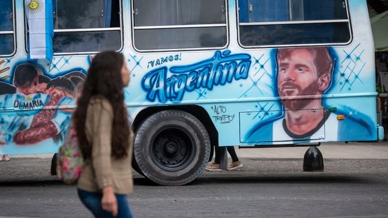 Colectivo La ScalonetaUn grupo de amigos se junto con un artista para pintar el colectivo La Scaloneta y salir por los departamentos y alentar a la seleccion que jugará en Qatar 2022Foto: Ignacio Blanco / Los Andes