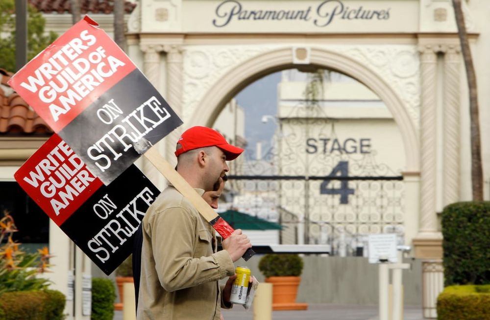 ARCHIVO – Guionistas de televisión y cine se manifiestan afuera de los estudios de Paramount el 23 de enero de 2008 en Los Angeles. En un correo electrónico enviado el lunes 17 de abril de 2023, el comité de negociación del Sindicato de Guionistas de América (WGA por sus siglas en inglés) informó que casi el 98% de los votantes dijo que sí a la autorización de la huelga y cerca del 79% de los miembros del sindicato participó en la votación. La vez anterior que el sindicato se fue a huelga fue en 2007. La fecha límite para las negociaciones es el 1 de mayo. (Foto AP/Kevork Djansezian, archivo)