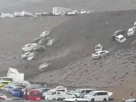 Aluvión arrastró a varios vehículos en Iquique, Chile