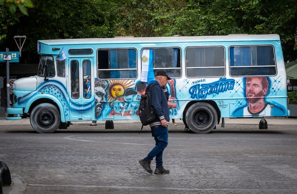 ¡La Scaloneta! Un grupo de amigos le dio vida al colectivo de la Selección Argentina para el Mundial Qatar 2022. Foto: Ignacio Blanco / Los Andes