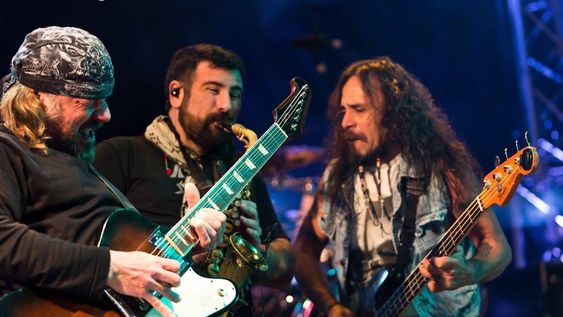 Una pareja fue a ver a La Renga a La Plata, se sacó una foto al finalizar pero se viralizó por el individuo que se coló y les arruinó la imagen.