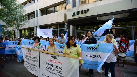 Los monotributistas marcharon por las calles del centro contra un impuesto “ilegal” de AFIP.  Foto: Claudio Gutierrez