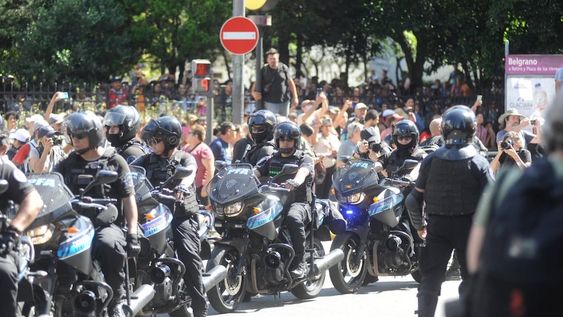 Organizaciones sociales y piqueteros en la Ciudad de Buenos Aires se manifestaron rodeados de la fuerzas de seguridad. Foto: Federico Lopez Claro