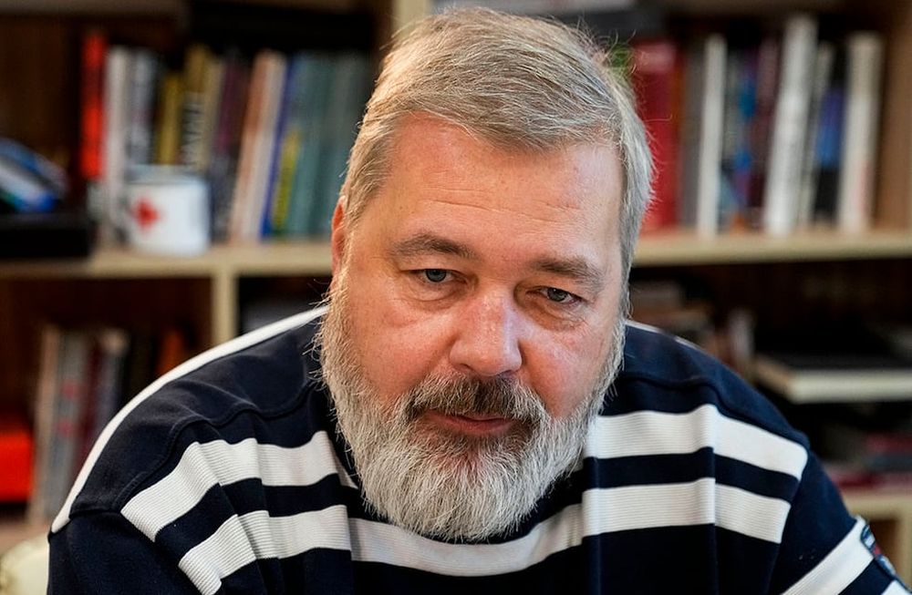 En esta imagen de archivo, tomada el 7 de octubre de 2021, el editor de Novaya Gazeta, Dmitry Muratov, habla en una entrevista con The Associated Press en la sede del medio, en Moscú, Rusia. (AP Foto/Alexander Zemlianichenko, archivo)
