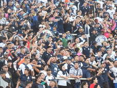 Sobran los motivos. La misa Azul se repitió en el Malvinas como cada presentación de la Lepra en el Gargantini. Sobran los motivos. La misa Azul se repitió en el Malvinas como cada presentación de la Lepra en el Gargantini.