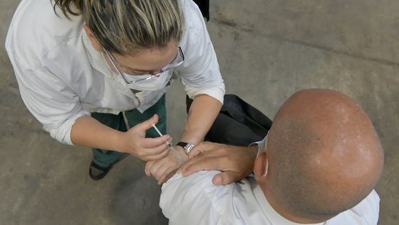 Los empleadores podrán “convocar al retorno a la actividad laboral presencial a los trabajadores” vacunados.Foto: Orlando Pelichotti/ Los Andes