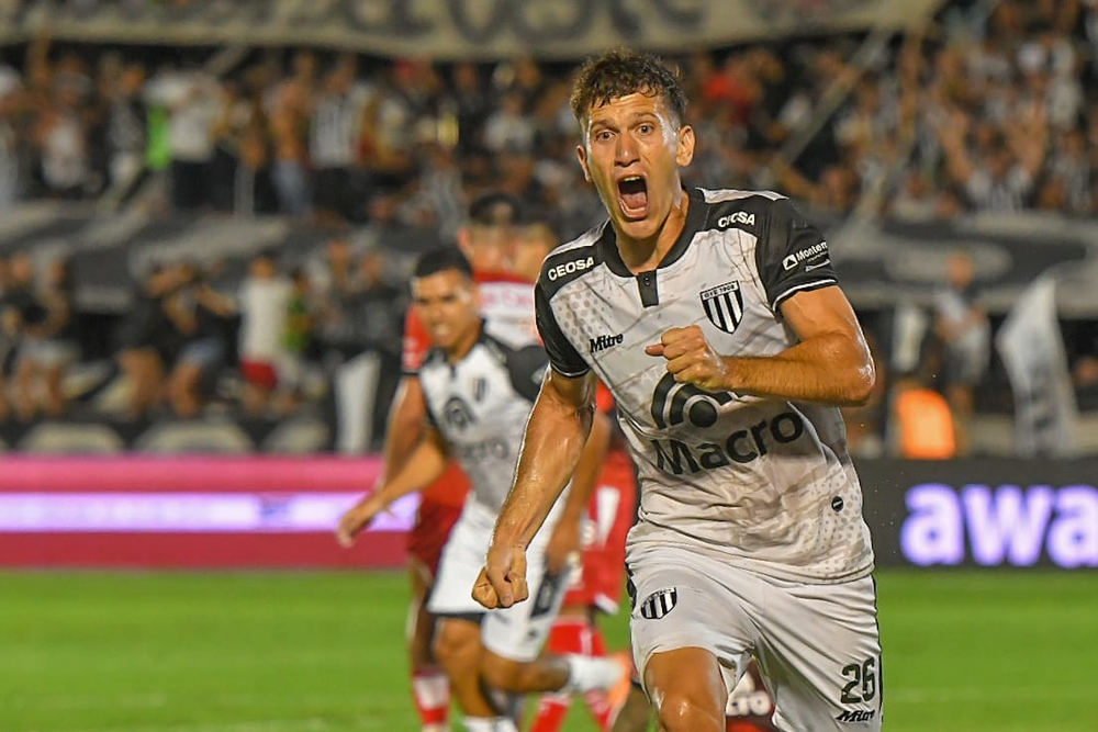 En su mejor noche desde que el Lobo debutó en Primera División, Facundo Lencioni volvió a gol frente a un estadio colmado.