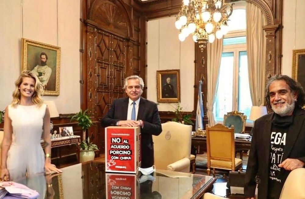 El presidente Alberto Fernández posó con un cartel rechazando el acuerdo porcino, junto a Liz Solari y el presidente de la Unión Vegana Argentina. Foto: Instagram @lizsolari