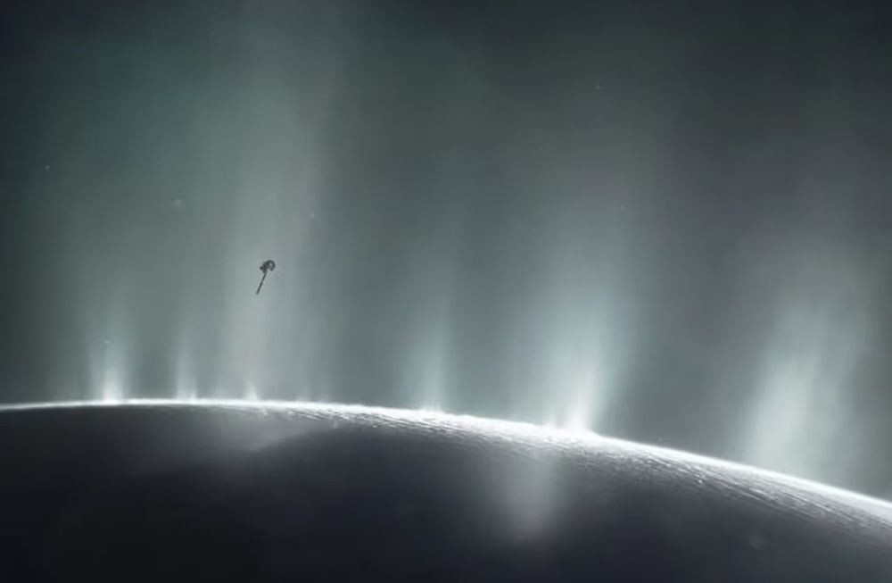Impresión artística de la nave espacial Cassini volando a través de una columna de supuesta agua que brota de la superficie de Encelado, la luna de Saturno. Foto: NASA