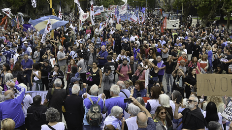 La marcha contó con un importante acompañamiento de organizaciones sociales, sindicatos, con el lema. «Le decimos NO AL FMI y a las políticas de ajuste de Milei, repudiamos la represión y la violencia instirucional y exigimos justicia por el fotoperiodista Pablo Grillo»