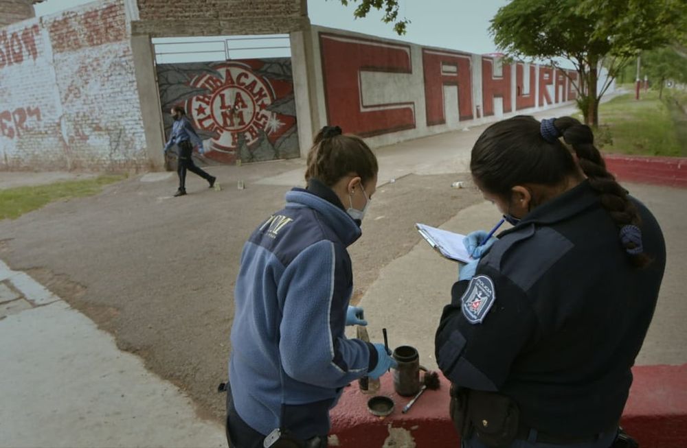 Investigación en los alrededores de Huracán Las Heras. /Orlando Pelichotti- Los Andes
