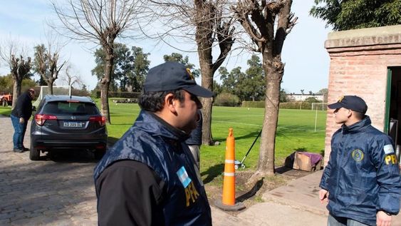 Realizaron un procedimiento en quinta Los Abrojos, lugar donde vive Mauricio Macri. Investigan si rompió la cuarentena que debía hacer tras volver de Europa junto a su familia.