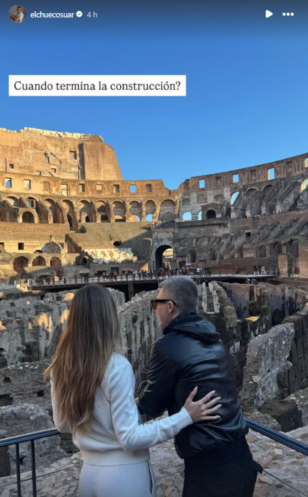 Suar y Robles abrazados frente al Coliseo Romano.