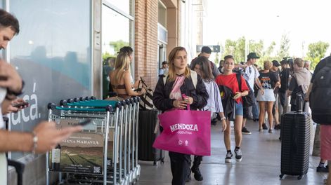 Mendoza busca dar la bienvenida a los turistas que la visitan en Vendimia: el Ente Mendoza Turismo (Emetur) los espera en algunos sitios emblemáticos para darles un presente. Foto: Gobierno de Mendoza