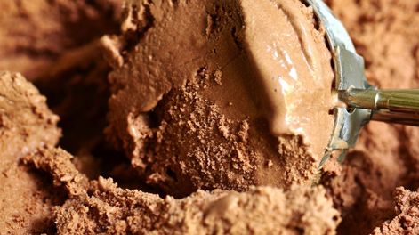 La clave de esta receta está en el batido lento y el enfriado controlado, que ayudan a mantener el helado aireado y parejo.