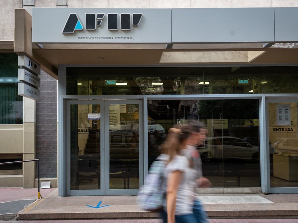La columna de contribuyentes llegará el lunes a la Administración Federal de Ingresos Públicos AFIP, delegación Mendoza, para presentar un recurso ante la oficina del Tribunal Fiscal. Foto: Ignacio Blanco / Los Andes