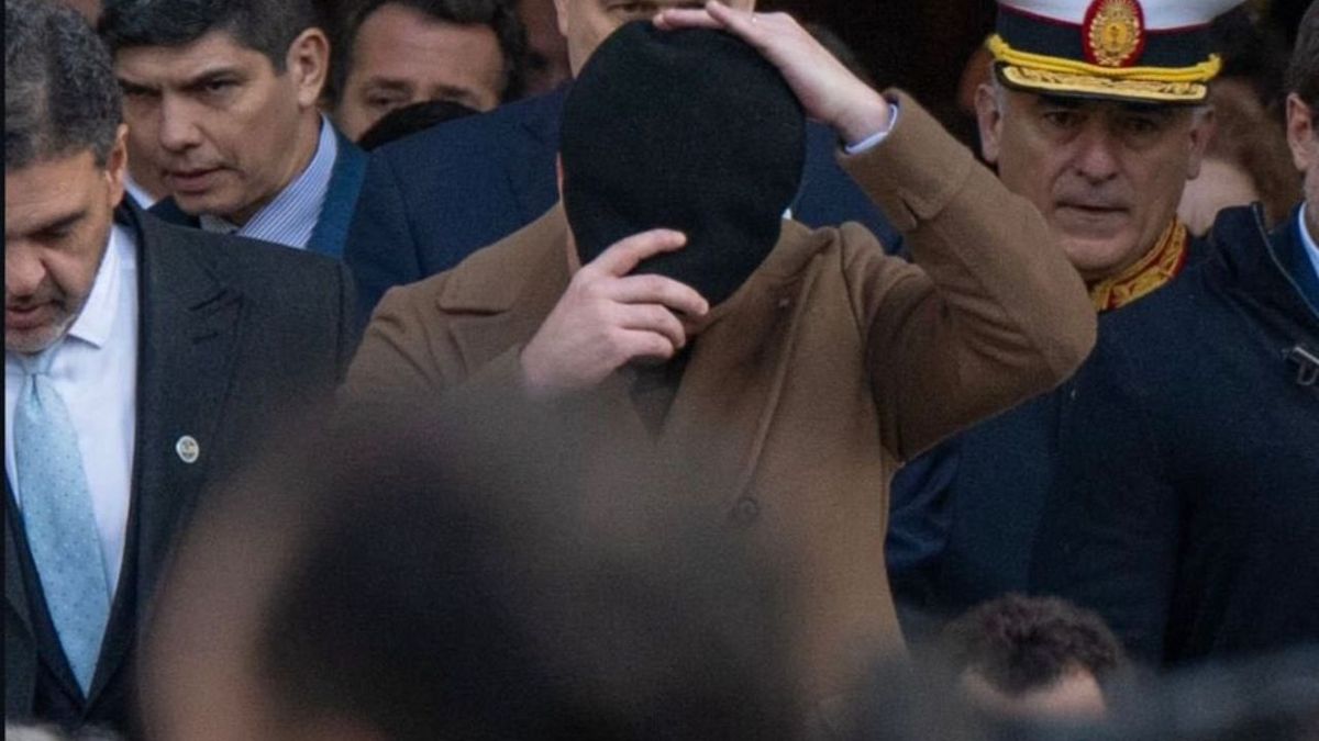El misterioso Santiago Caputo apareció con look de 