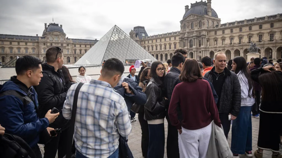 Estudiantes bloquean el acceso al museo del Louvre, en París.