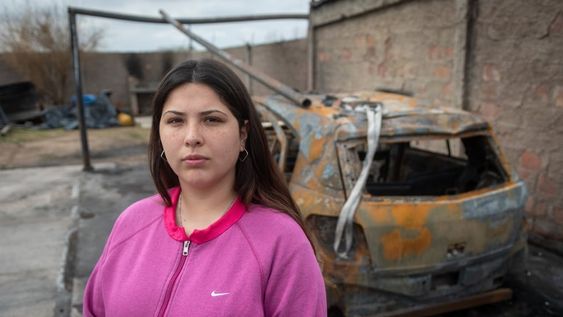 Candela y su familia perdieron todo luego de que las llamas consumieran su hogar y el taller mecánico de su padre/ Foto Ignacio Blanco