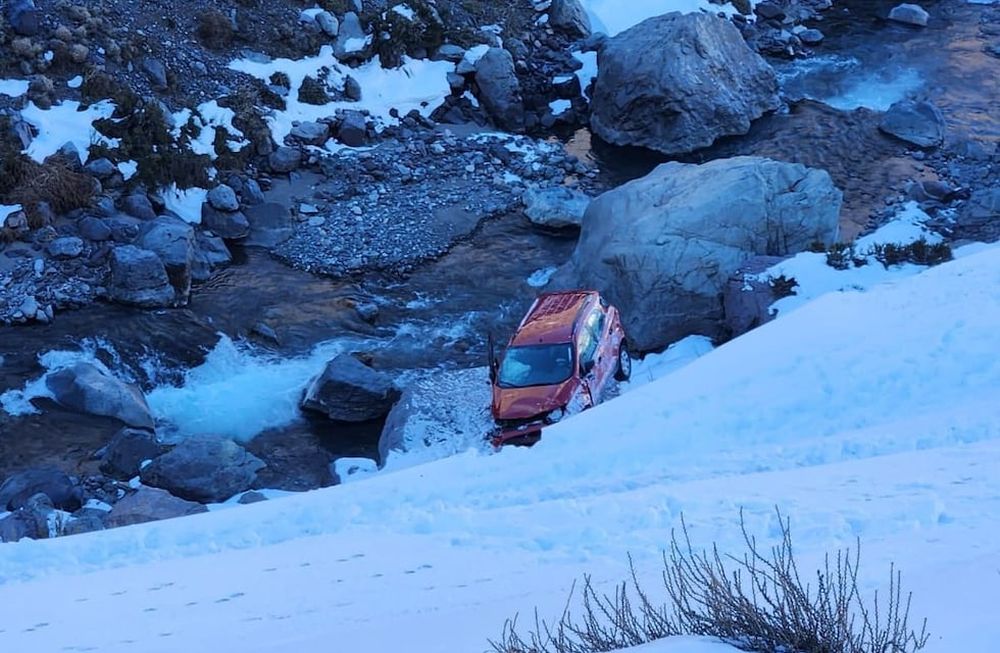 Una camioneta argentina con dos ocupantes desbarrancó y terminó en un río en la ruta internacional hacía Chile. Gentileza Gendarmería Nacional