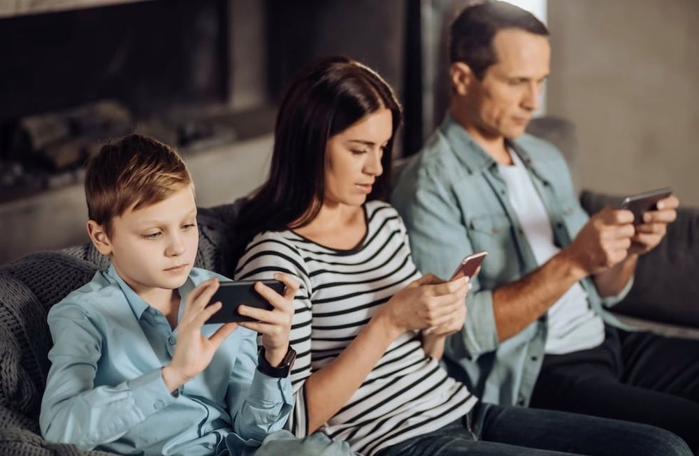 Los celulares llevan del hiper control a la desconexión personal.