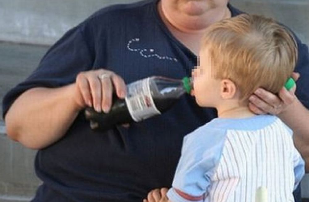 Lo metieron preso por alimentar a sus hijos sólo con gaseosa y pudrirle los dientes