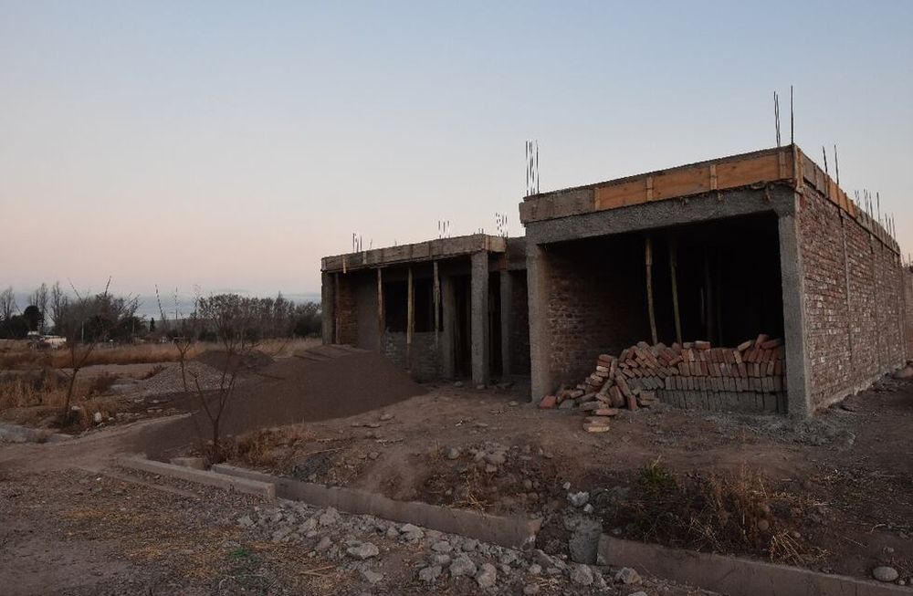 botín. Puertas, ventanas, vigas, materiales para la construcción y hasta cercos perimetrales son robados de los cientos de lotes. Foto: Mariana Villa / Los Andes