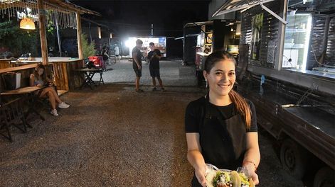 Los Andes | Food Trucks, nuevos espacios fijos, como el de la Avenida Juan B. Justo, apuntalan la dinámica de un sector que cada vez es más rentable. / Foto José Gutiérrez