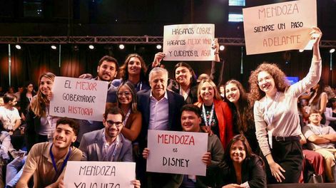 El gobernador Alfredo Cornejo fue recibido por un grupo de jóvenes en el encuentro que organizó el CFI. 