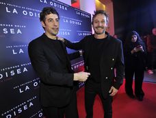 Esteban Lamothe y Benjamín Vicuña en el preestreno de La Odisea, de Christopher Nolan.