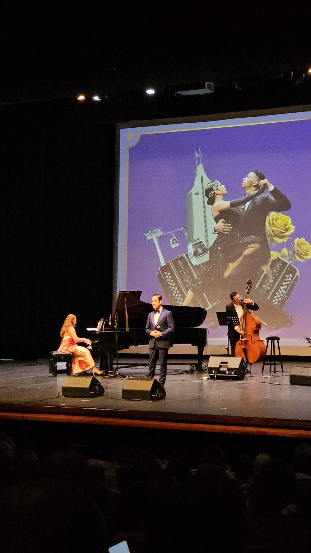 El cantante de tangos mendocino Emanuel Rivero Famá interpreta Pasionaria en la final del certamen internacional de Medellín (Colombia), donde resultó ganador.