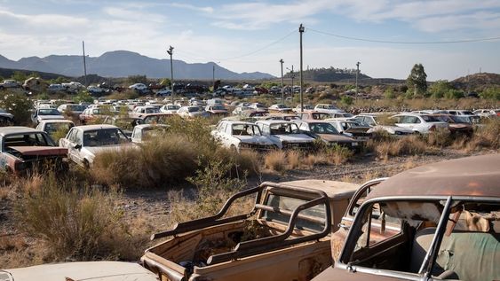 La compactación de los autos en la playa San Agustín se demora por un relevamiento que hace el Ministerio de Seguridad. Foto: Ignacio Blanco / Los Andes