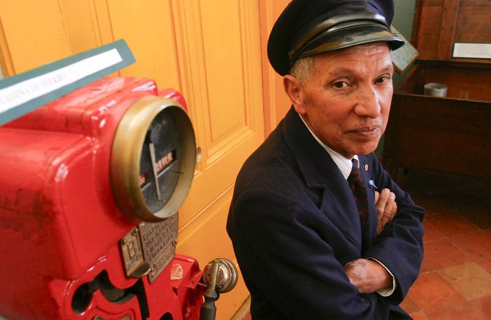 Néstor Flores no sólo era un defensor acérrimo del ferrocarril sino que a través de un museo que abrió en su casa conservó el acervo cultural de los trenes en Mendoza. Foto: Archivo Los Andes