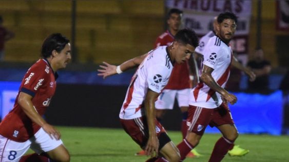 River le ganó a Nacional en Uruguay con un gol de penal de Juanfer Quintero