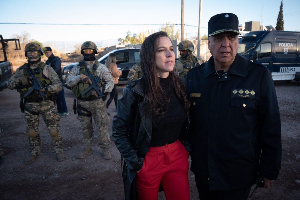 La ministra de Seguridad y Justicia, Mercedes Rus, durante el operativo en el asentamiento Castro.  La acompaña el director general de la Policía de Mendoza, Marcelo Calipo.