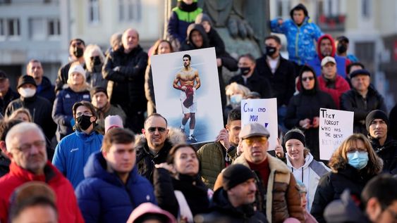 Cientos de personas frente al parlamento serbio en una muestra de apoyo al jugador serbio Novak Djokovic que quería jugar el abierto de Australia sin vacunarse contra el Covid-19.