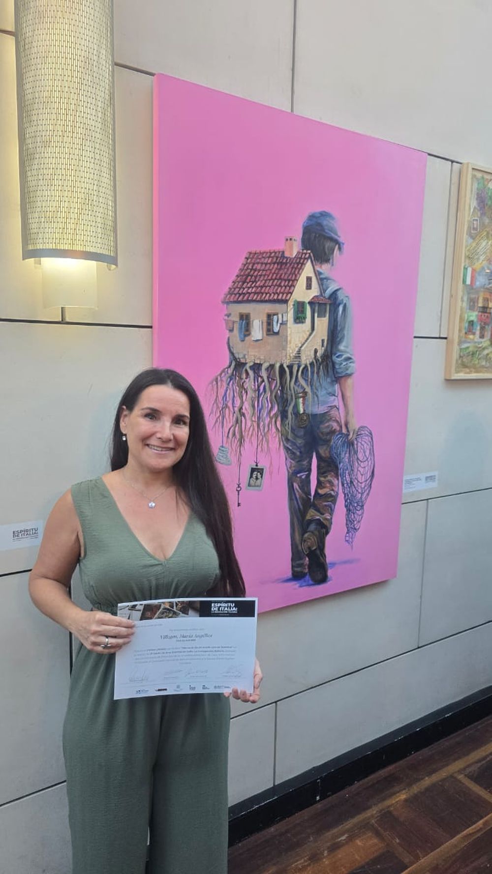 La artista Angie Villé junto a su obra.