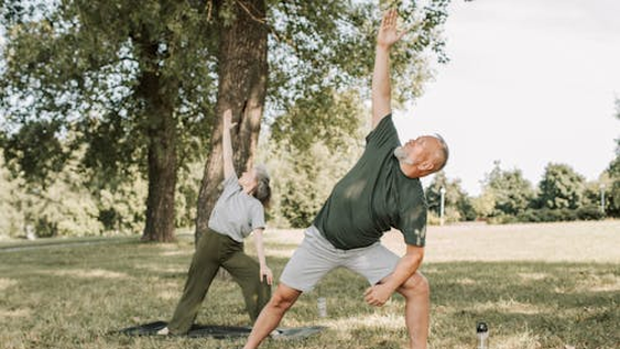 yoga desde los 70 anos: por que este tipo de ejercicio es ideal para prevenir caidas y lesiones