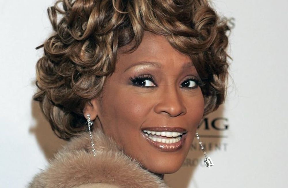 Whitney Houston póstumamente se convirtió en la primera artista negra en conseguir su tercer disco de diamante.
