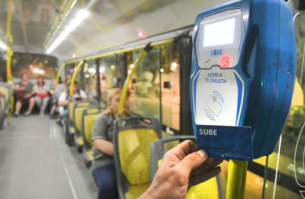 Aumento del boleto de colectivo: a inicios de noviembre el Gobierno de Mendoza dispuso un incremento escalonado del precio del boleto del transporte público urbano del 40%.