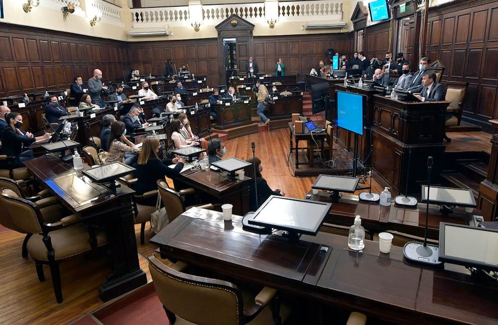 El ministro de Hacienda Lisandro Nieri presenta el proyecto de Ley del Presupuesto en la Legislatura Provincial , en la que desglosa la pauta de gastos que tendrá la provincia en el 2022 ante la participación de todas las fuerzas políticas.En la foto, junto al Dr. Víctor Enrique Ibañez Rosaz Ministro de Gobierno, Trabajo y Justicia de MendozaFoto: Foto: Orlando Pelichotti