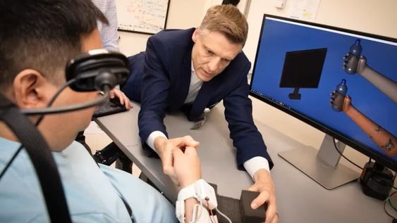 Keith Thomas se convirtió en el primer ser humano en utilizar un implante de microchips en el cerebro, que fue desarrollado por inteligencia artificial (IA). Foto: The Feinstein Institutes for Medical Research/Northwell Health.