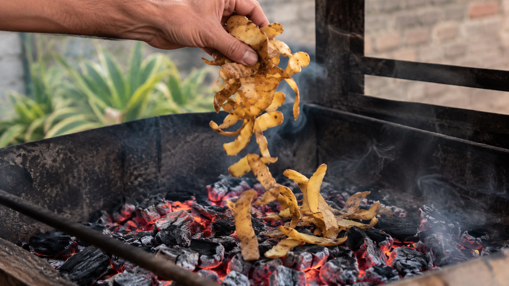 Tirar cáscaras de papa sobre las brasas del asado cuándo hacerlo y por qué (2)
