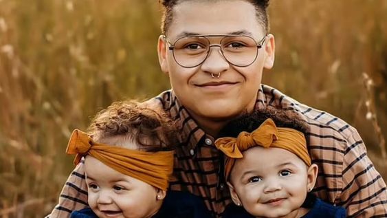 Aaden Darr, transgenero que dió a  luz luego,  junto a sus hijas