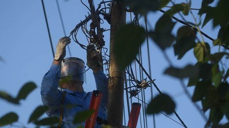 Los Andes | Los prestadores locales del servicio piden usar los postes del alumbrado para llegar a más hogares con fibra óptica. Foto: José Gutierrez / Los Andes