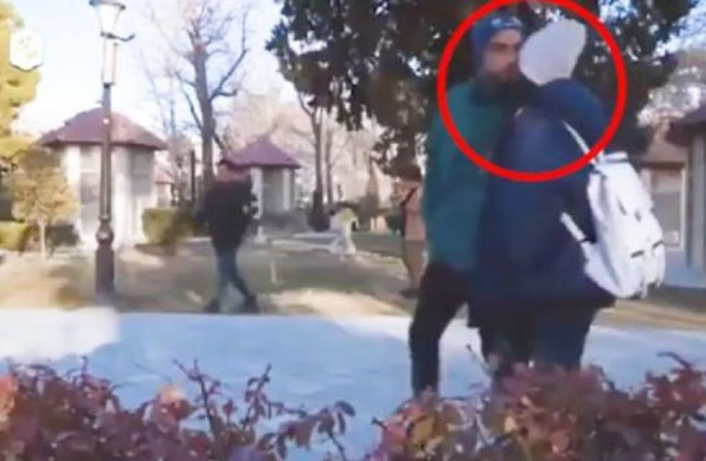 Cualquier muestra de contacto físico, exhibidas entre hombres y mujeres, está prohibida en las cadenas de televisión oficiales. Gentileza: Tiempo Sur.