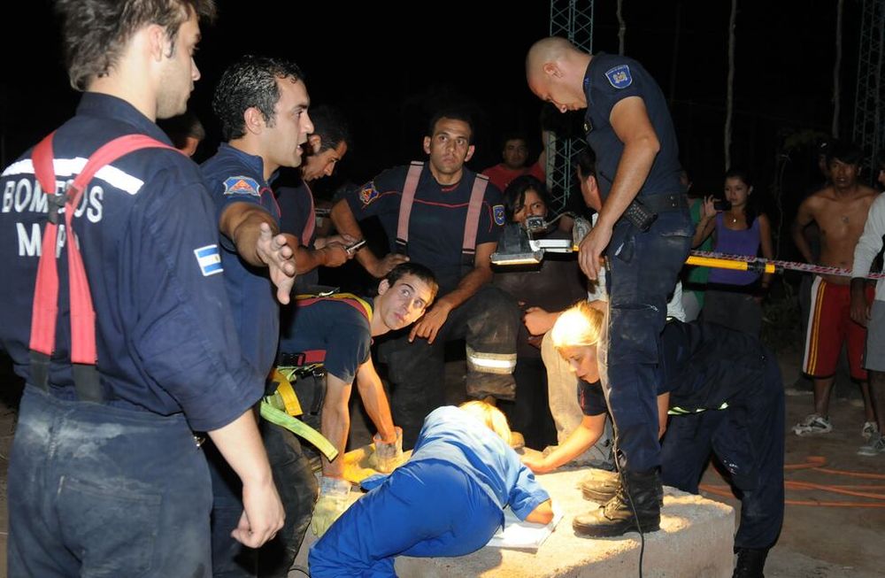 Bomberos, policías y médicos trataron durante cinco horas de rescatar al niño, que gritaba desde las profundidades del hoyo / Foto: Orlando Pelichotti