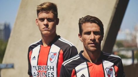 Girotti y Ponzio, lucieron la nueva camiseta de River Plate. / Gentileza.