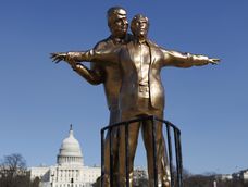 La nueva estatua que muestra a Trump y Epstein