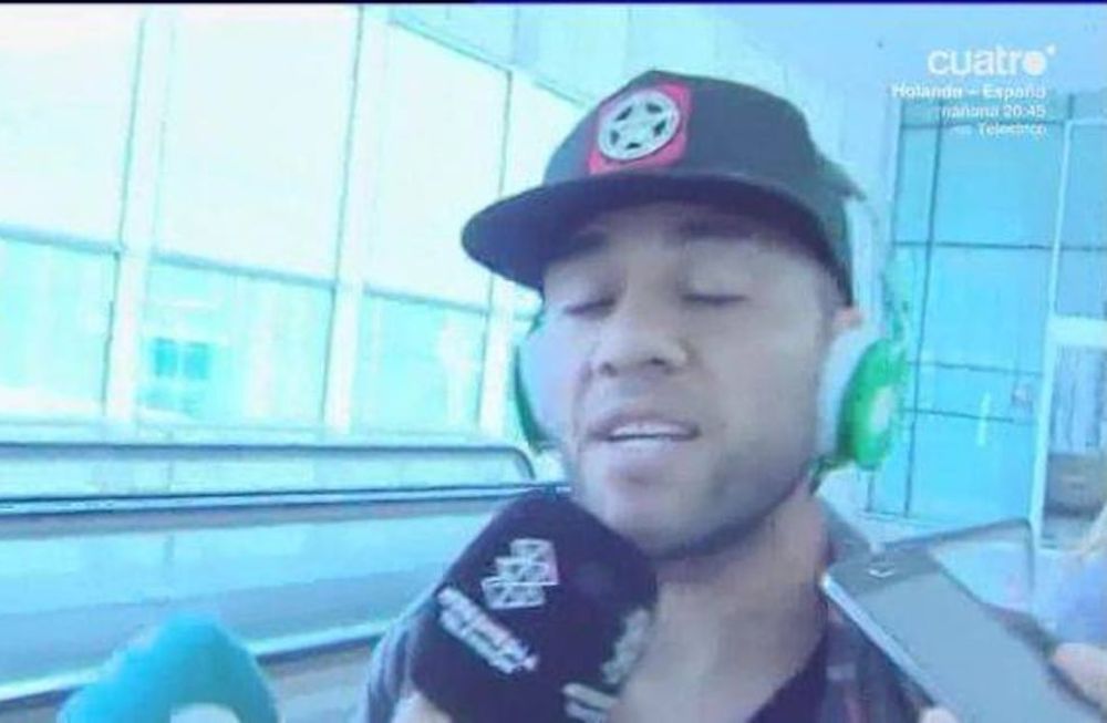 Un crack: mirá como Dani Alves roba el micrófono y se pone a cantar